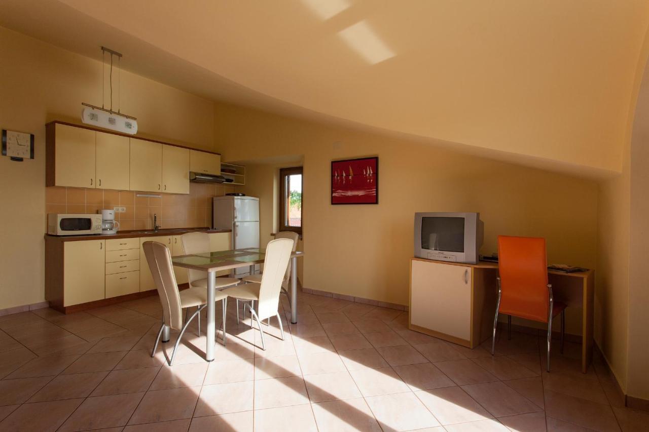 Apartman Vjekoslav Krk Town Exterior photo